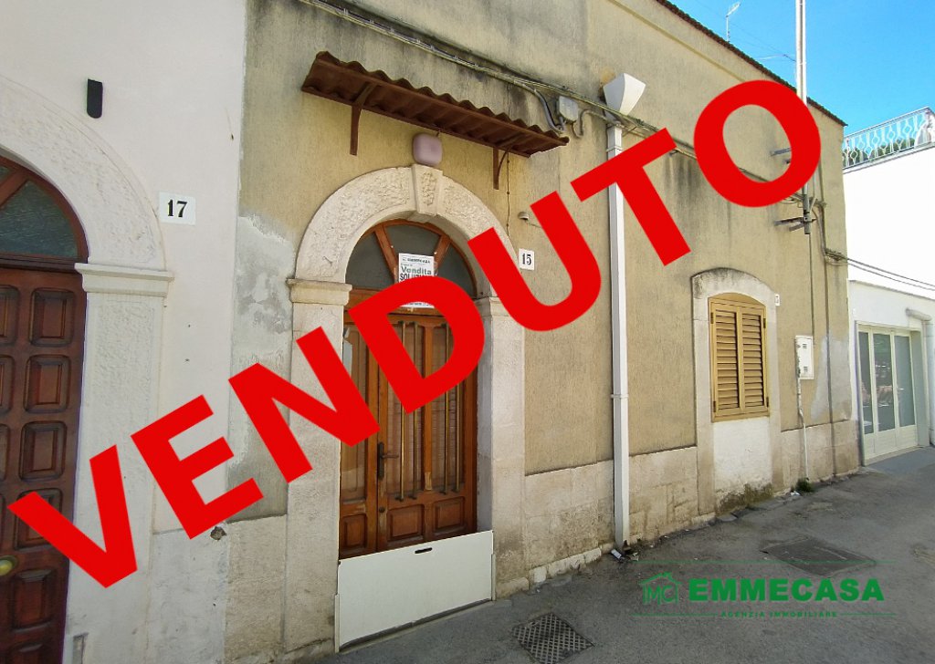 Case Indipendenti in vendita  via Cavour 15, Valenzano, località Zona Centro