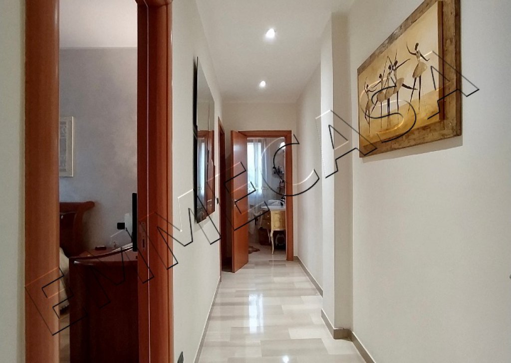 Appartamenti trilocale in vendita  176 m² buono stato, Valenzano, località Zona Carella