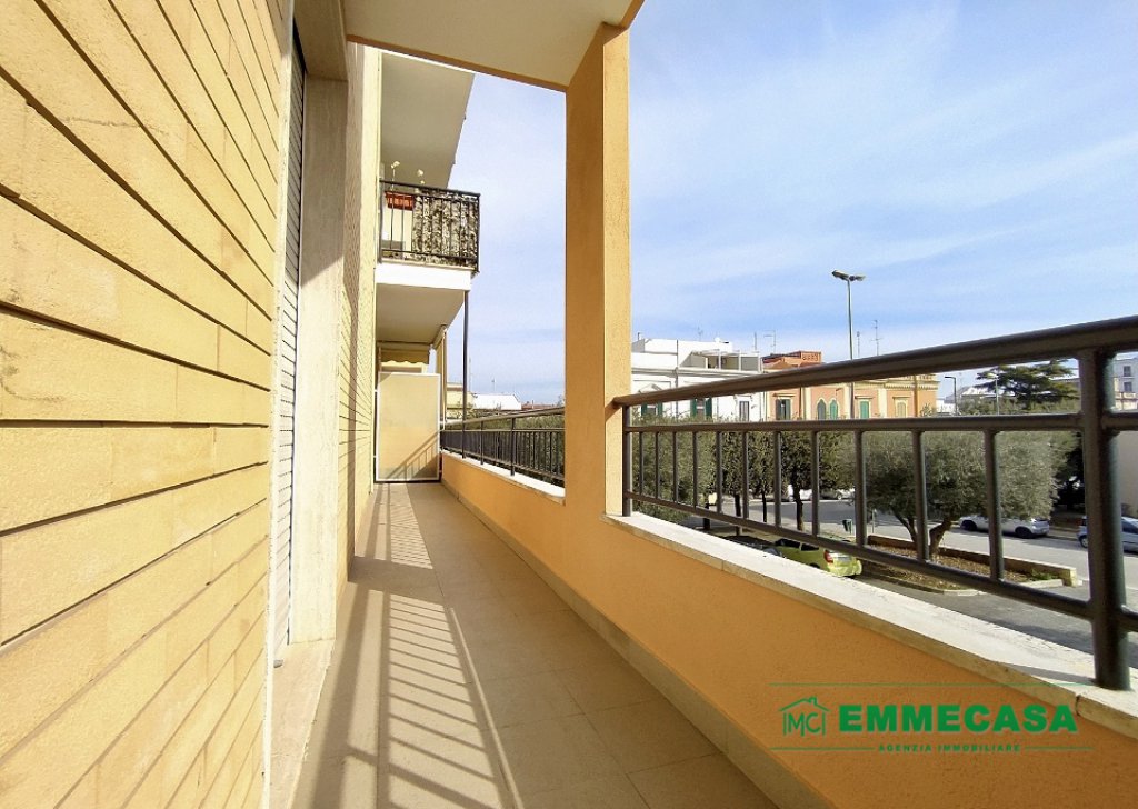 Vendita Appartamenti Valenzano - Zona cetralissima trivani con posto auto cantinola e balcone angolare Località Zona Centro